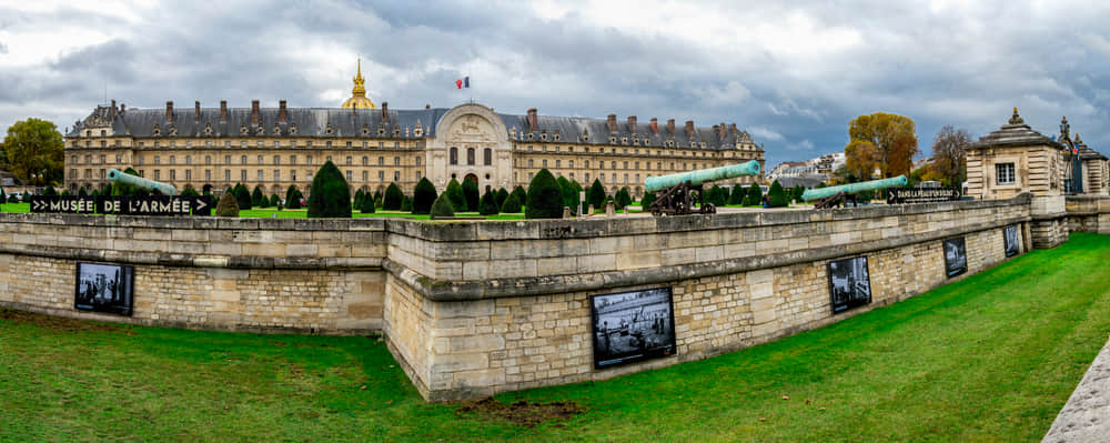 Main Courtyard and artillery collections