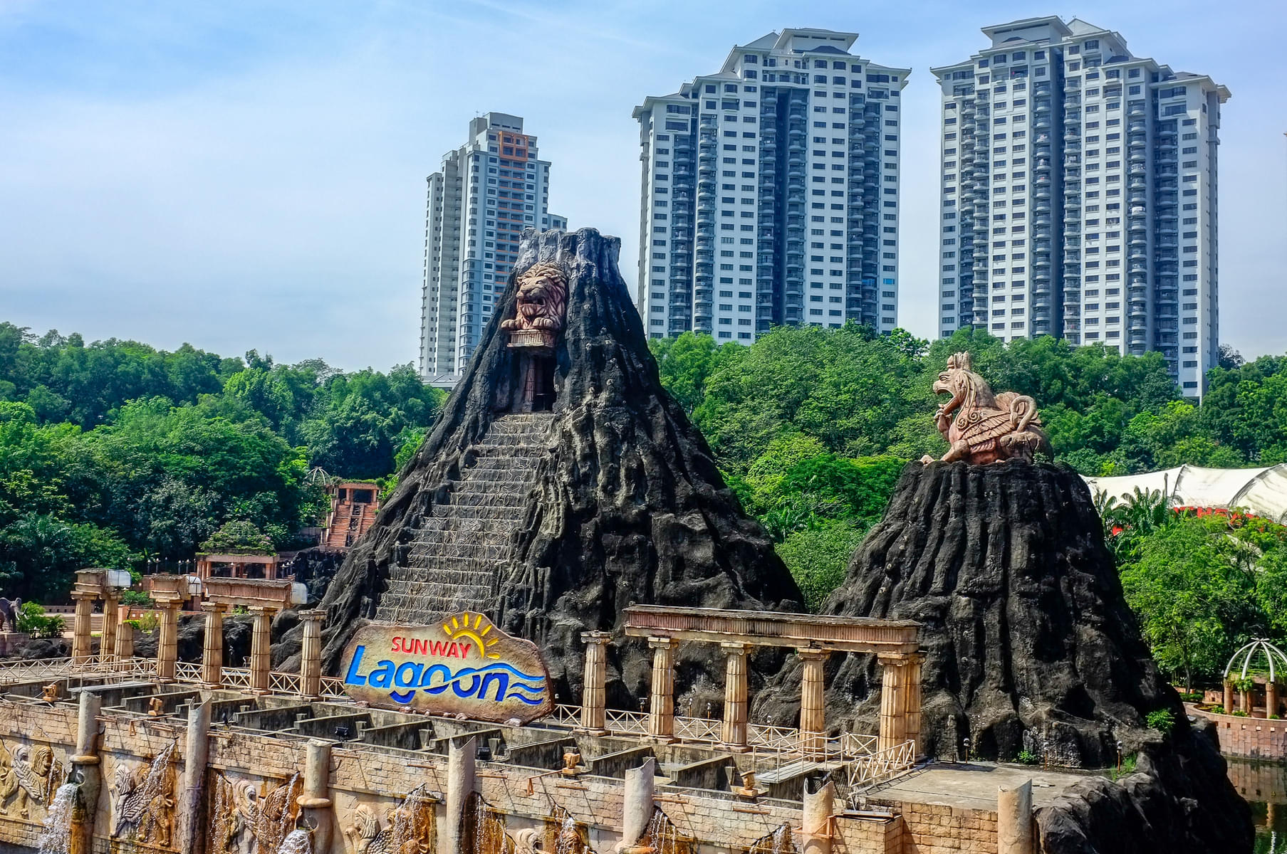 Have a memorable day at Sunway Lagoon & enjoying world-class rides there