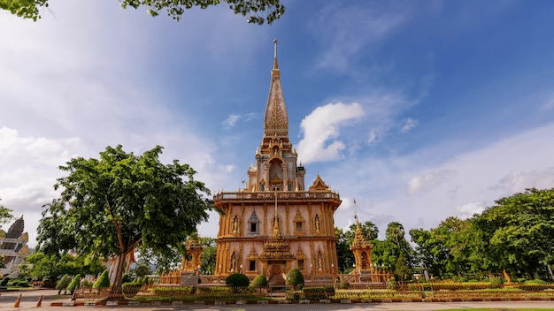 Explore the Phra Mahathat Chedi