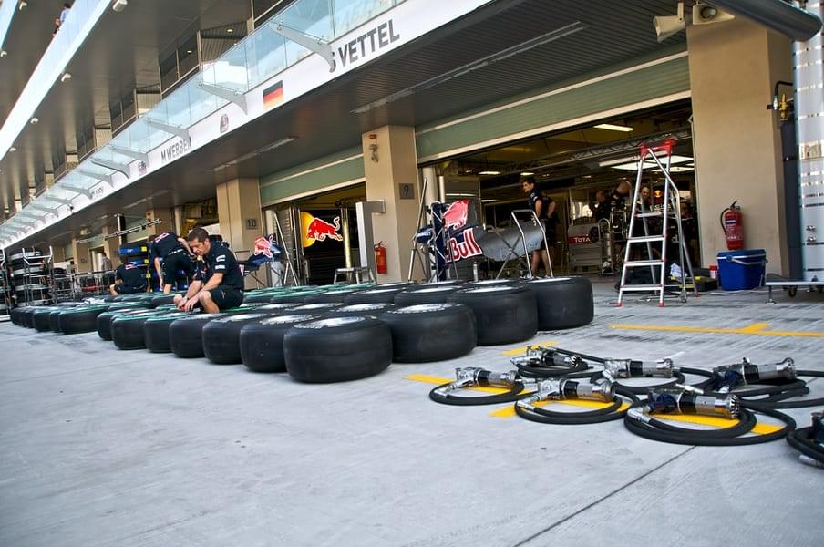 Enjoy a detailed tour of the pit garage stations, important during F1 races.