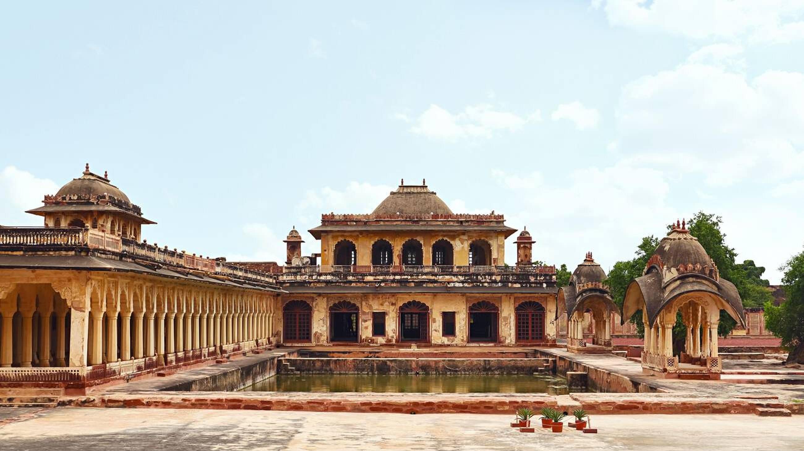  Wander through Abha Mahal’s Water Wonders