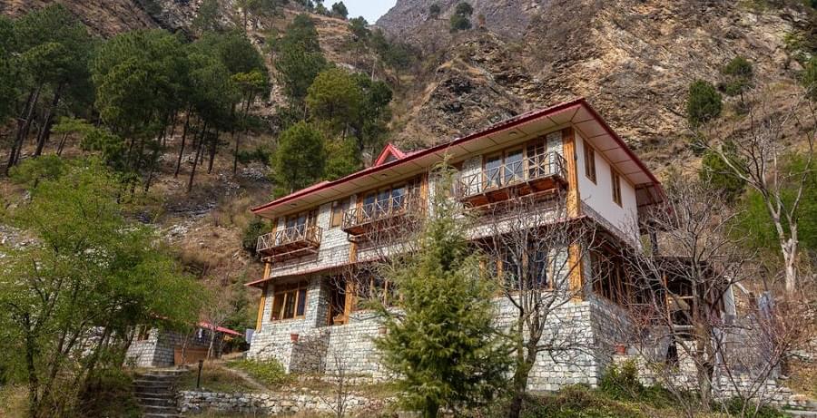 A Cozy Homestay with Mountain View in Tirthan Image