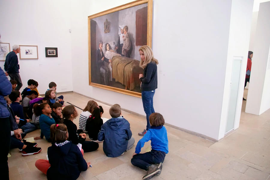 Watch your kids having insights about the life of Spanish artists through knowldegable sessions