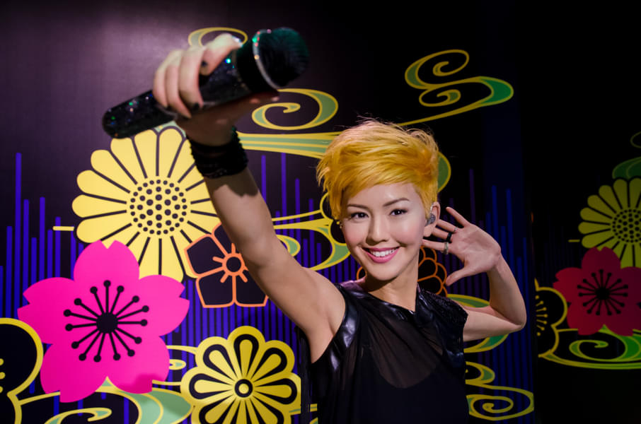 Click pictures with the beautiful singer, Stefanie Sun