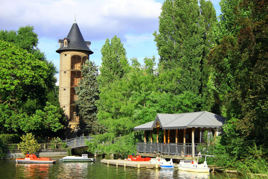 Go for a relaxing boating experience at Jardin d'Acclimatation