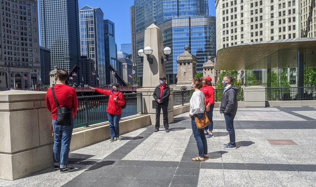 Get accompanied by an expert guide, certified by the Chicago Architecture Center