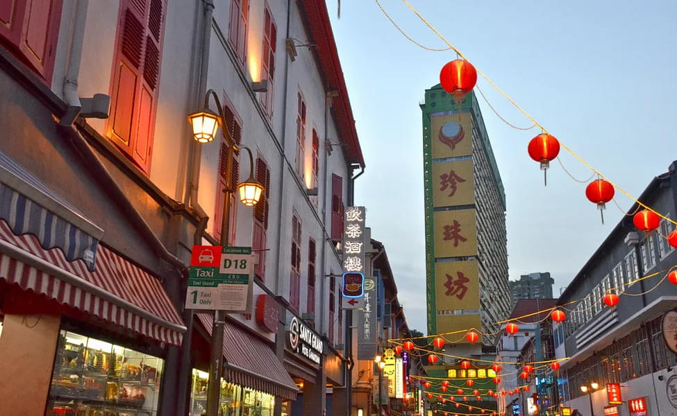 Explore the busy streets of Singapore's Chinatown