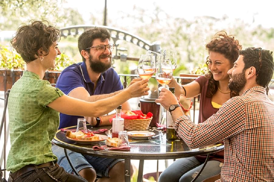 Have lunch and wine with your companions