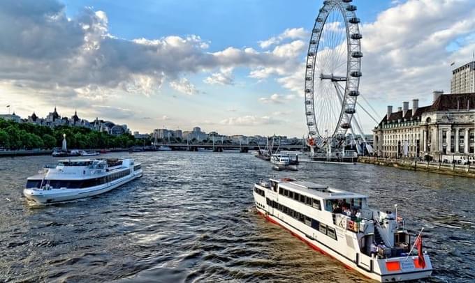 Cruising at river thames