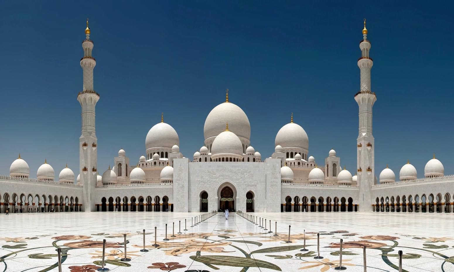 Take a visit to the famous Sheikh Zayed Mosque 