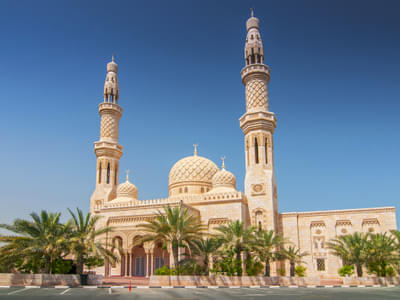 Admire the Modern Islamic Architecture at Jumeirah Mosque