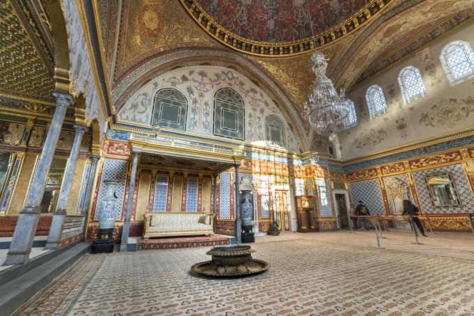 First Courtyard inside Topkapi Palace.jpg