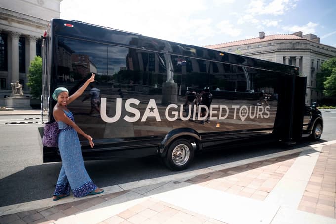 Join the guided tour of New York in a comfortable bus