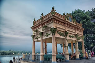 Stroll along the picturesque Chandannagar Strand from where you can witness the beauty of Hooghly River