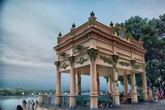 Stroll along the picturesque Chandannagar Strand from where you can witness the beauty of Hooghly River