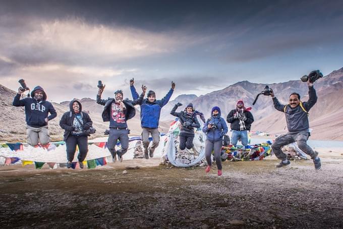 trekkers at chandratal lake