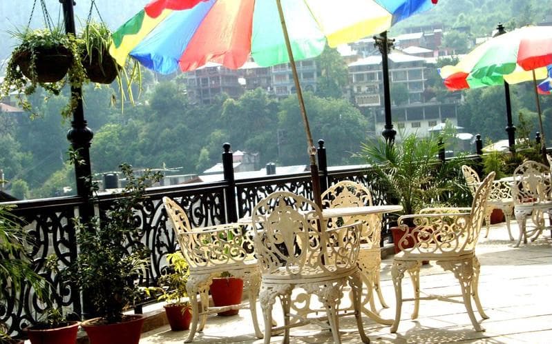 A Cozy Getaway With Serene Views in Manali Image