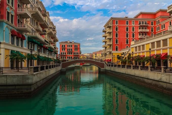Walk through the canals of the Qanat Quartier