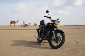 Kickstart an 11.5 hours bike trip across Jaisalmer's landscapes