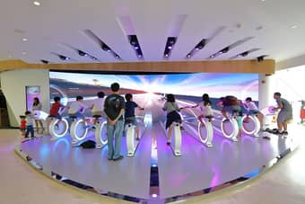 Experience the thrill in the simulation of the race between Porsche 911 and Boeing 747