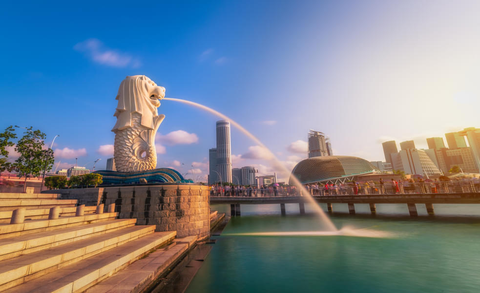 Marvel at the iconic statue at the Merlion Park