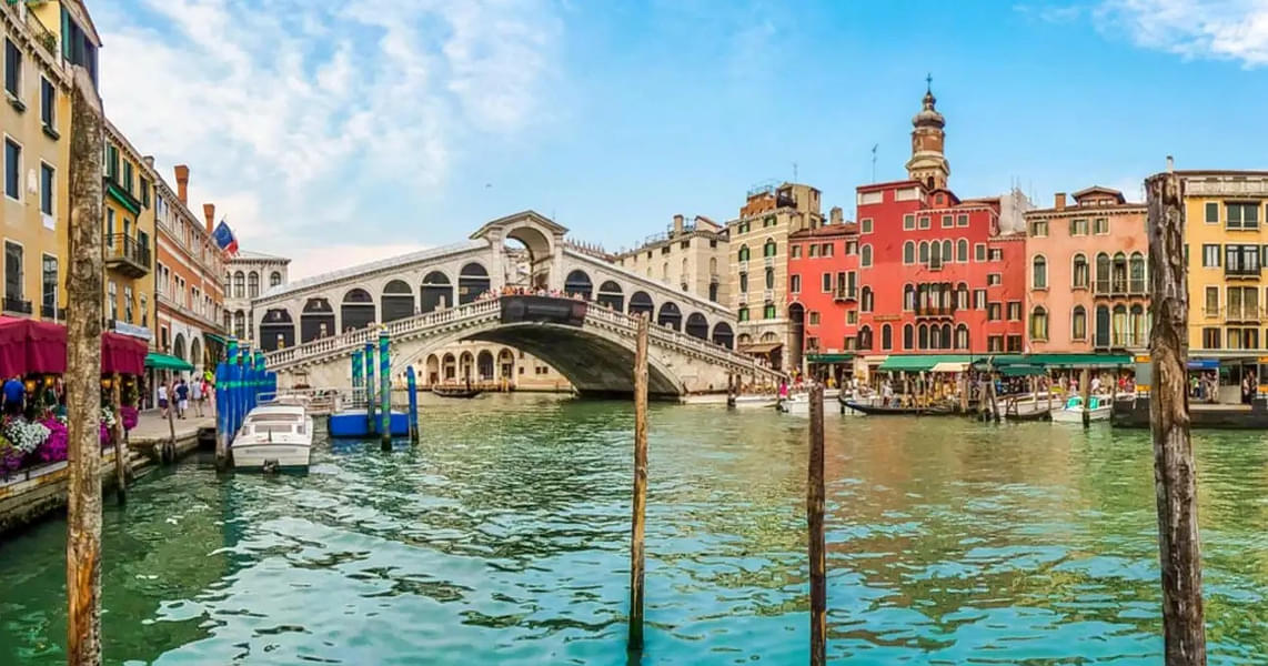 Explore this charming city of Venice with your loved ones