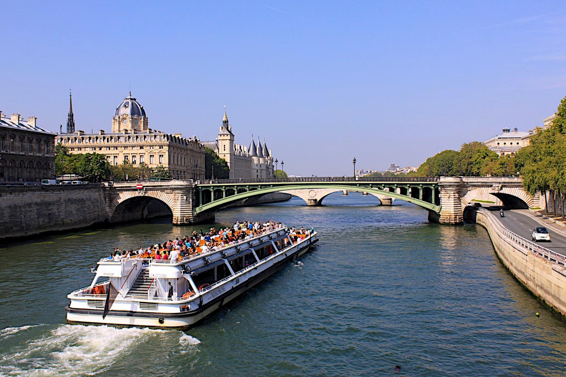 Bateaux Parisiens: Dinner Cruise with Optional Champagne Tickets