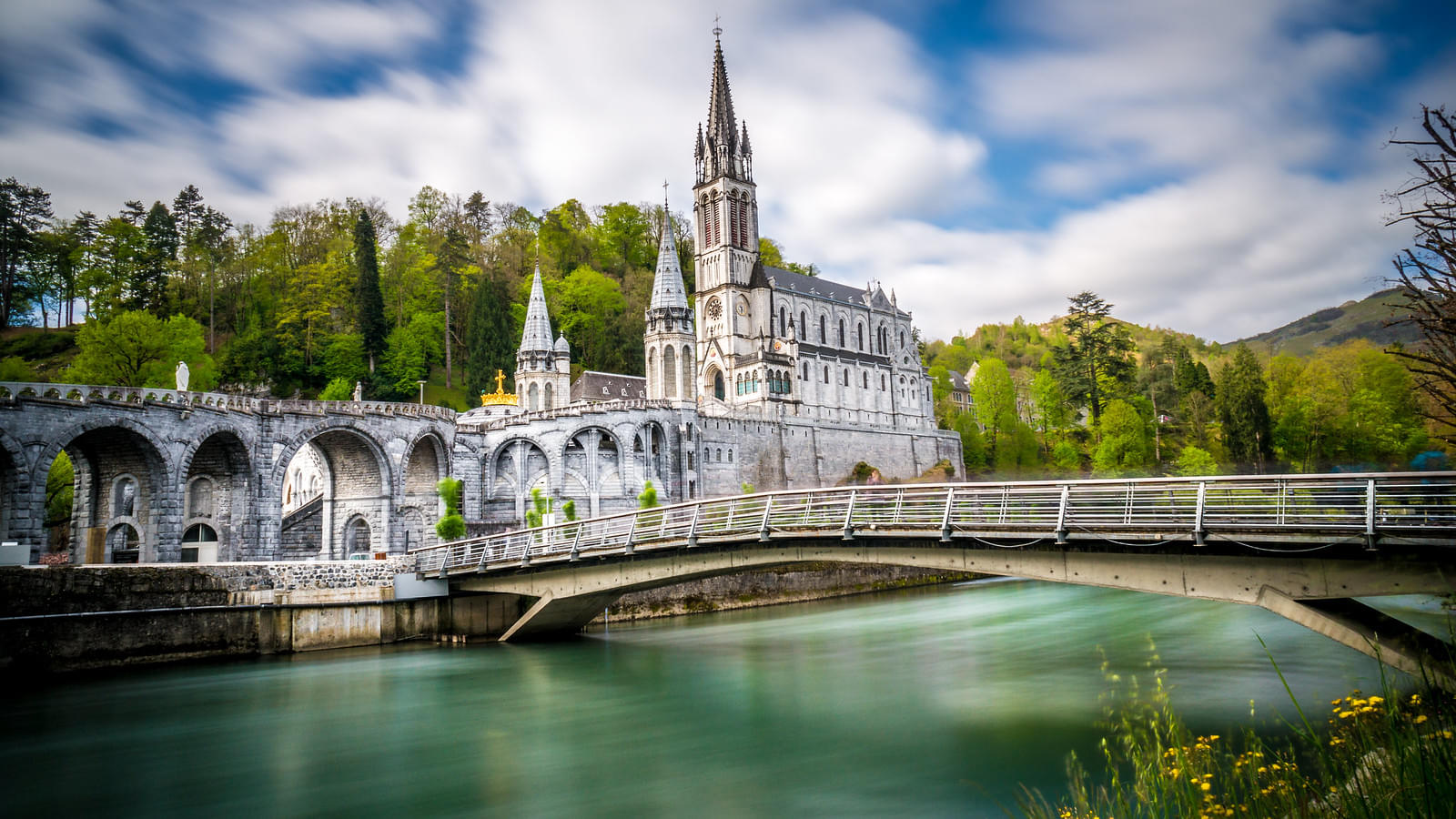 Sanctuaire Notre-Dame de Lourdes Overview