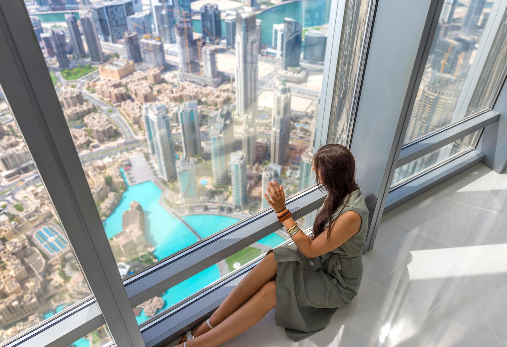 Enjoy mesmerizing view from the observation deck at 124th and 125th floors 