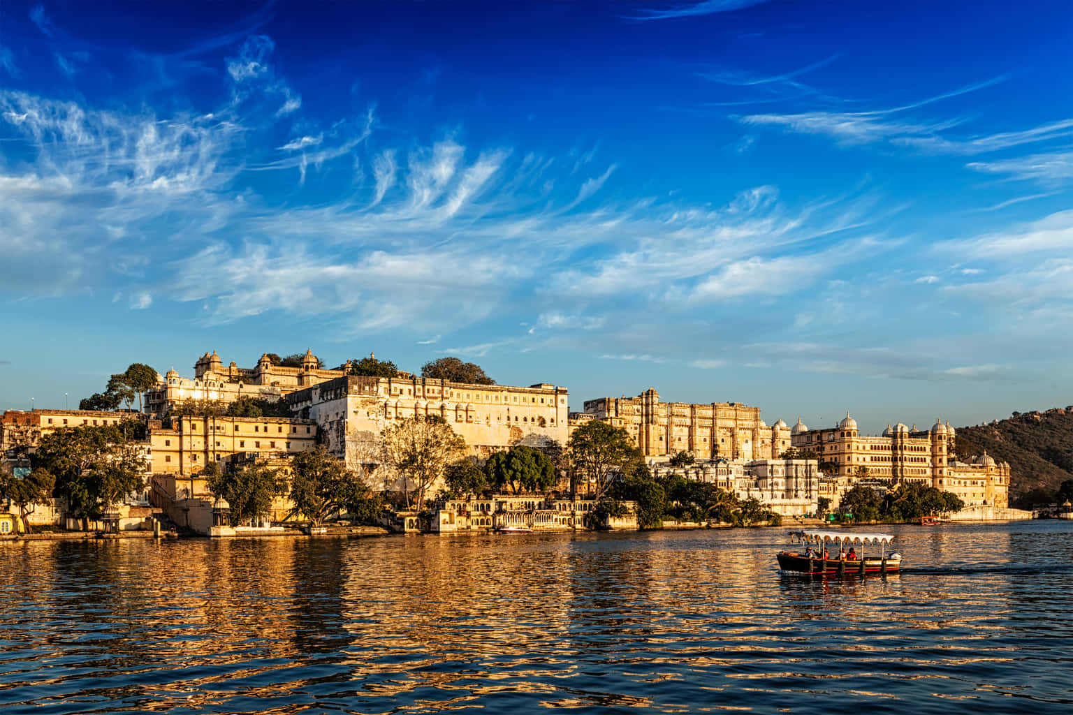 Udaipur Guided Walking Tour with Boat Ride