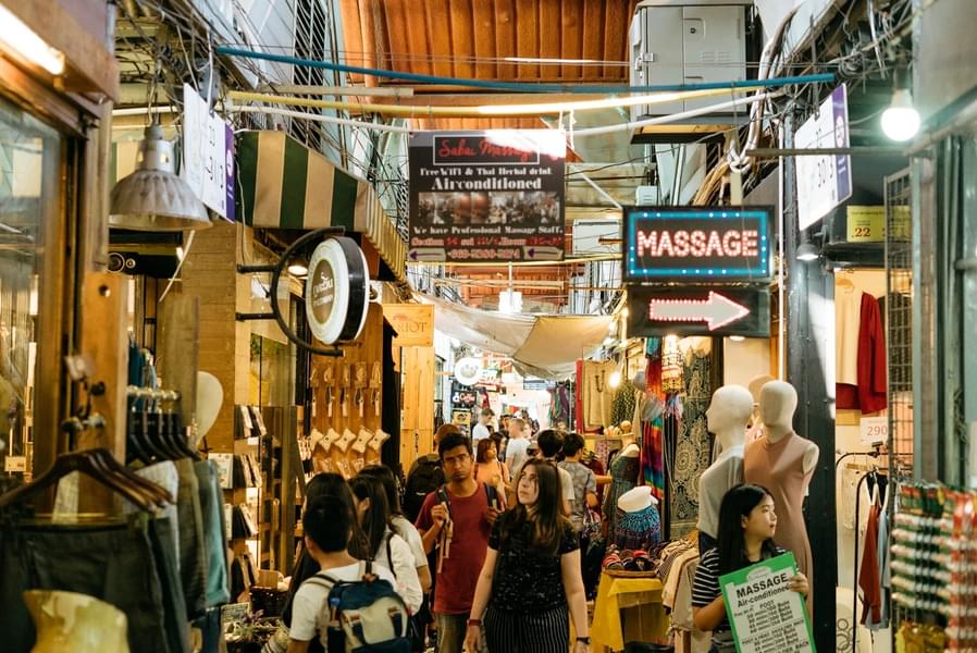 Navigate through the entire market with the help of local guide