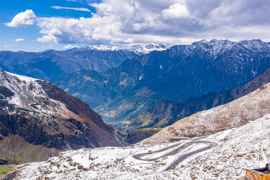 Gata Loops, as the name implies, is a stretch of loopy road, having 21 hairpin bends that falls on the Manali-Leh road at a height of about 17000 ft
