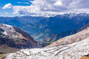 Gata Loops, as the name implies, is a stretch of loopy road, having 21 hairpin bends that falls on the Manali-Leh road at a height of about 17000 ft
