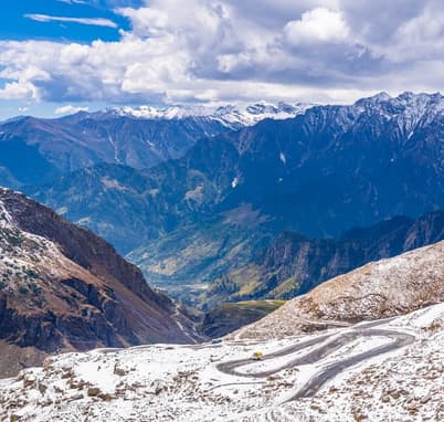 Gata Loops, as the name implies, is a stretch of loopy road, having 21 hairpin bends that falls on the Manali-Leh road at a height of about 17000 ft