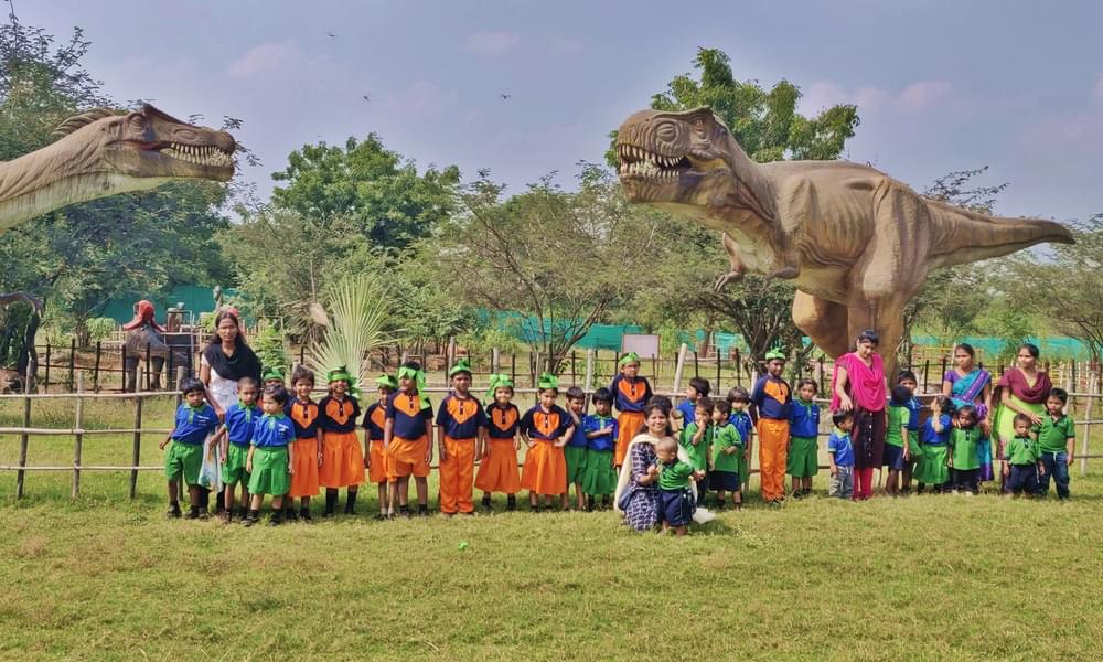 Let the kids enjoy the realistic dinosaurs experience 