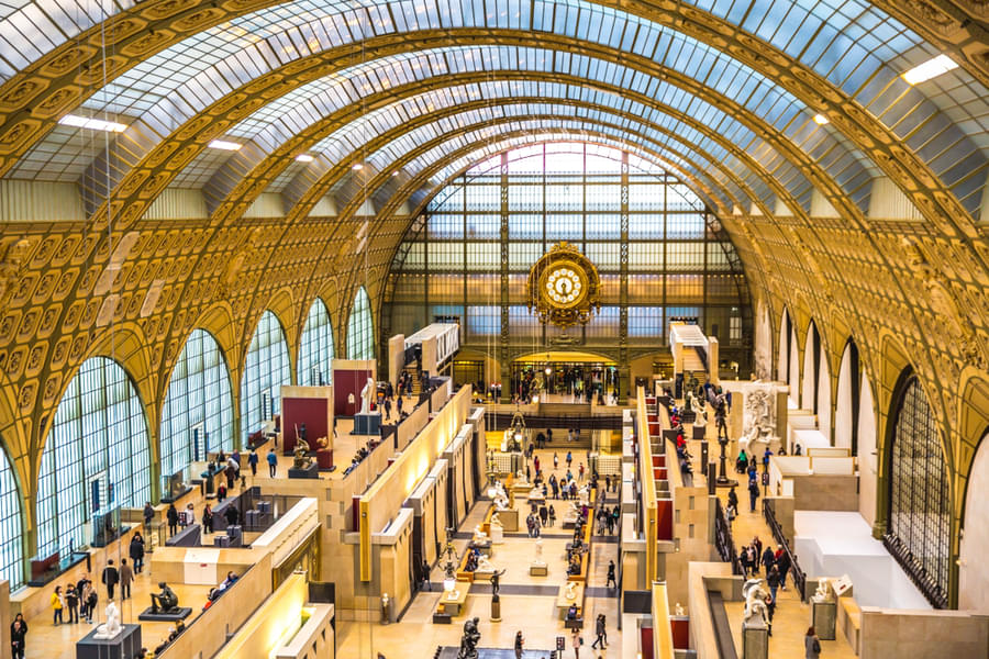 Admire amazing architecture of the Museum of Orsay