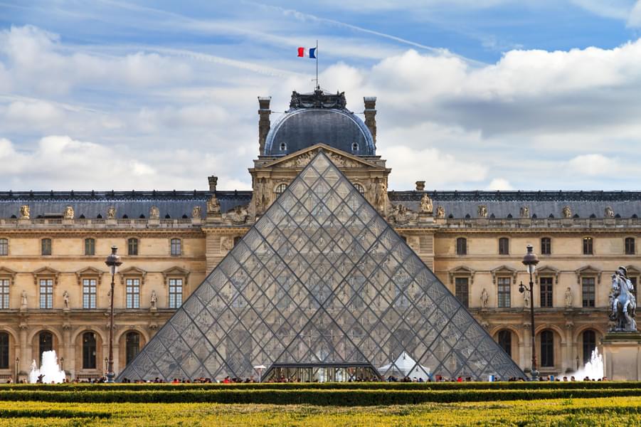 Facts  about Louvre Museum