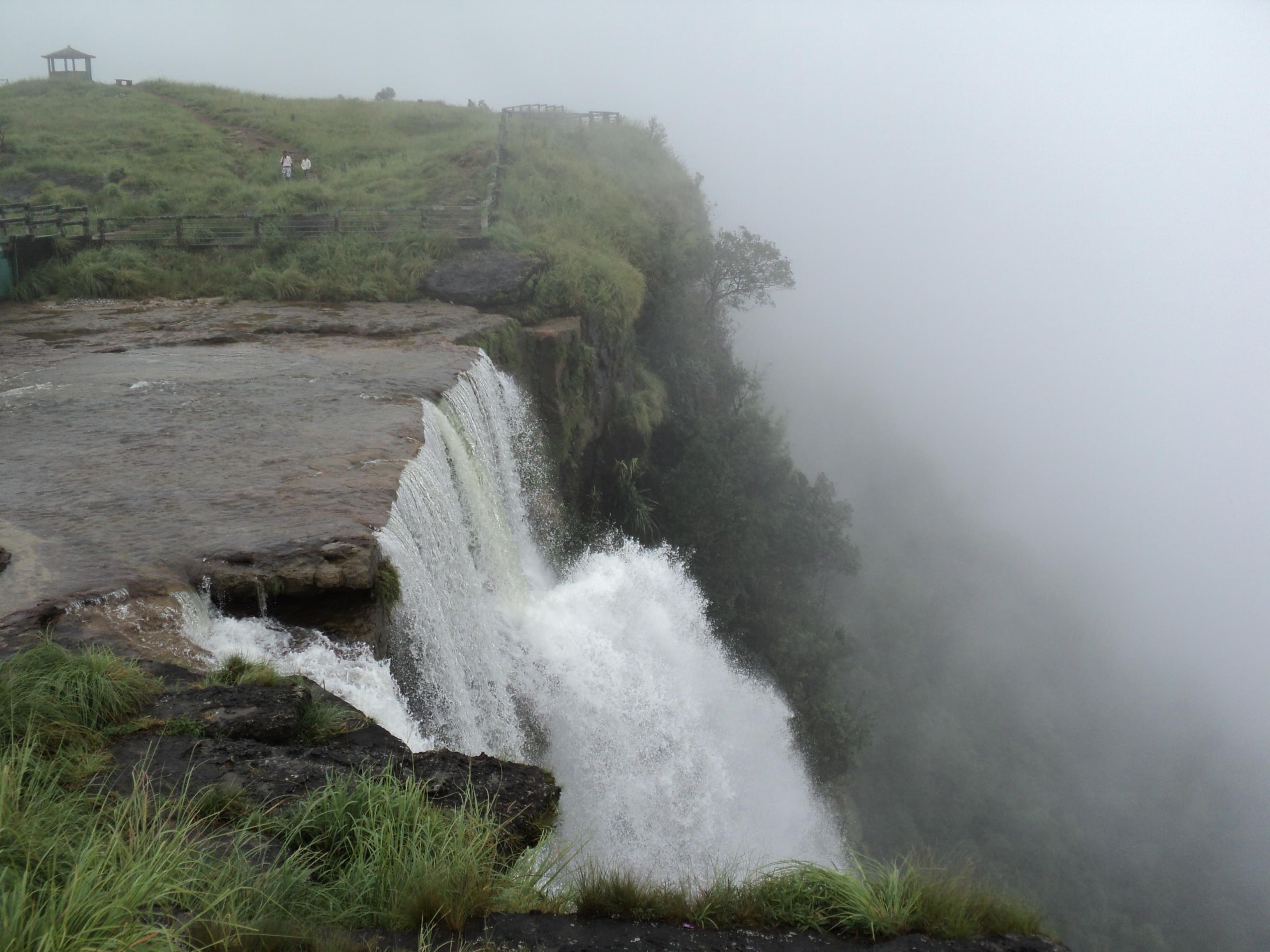 Nohsngithiang Falls Overview