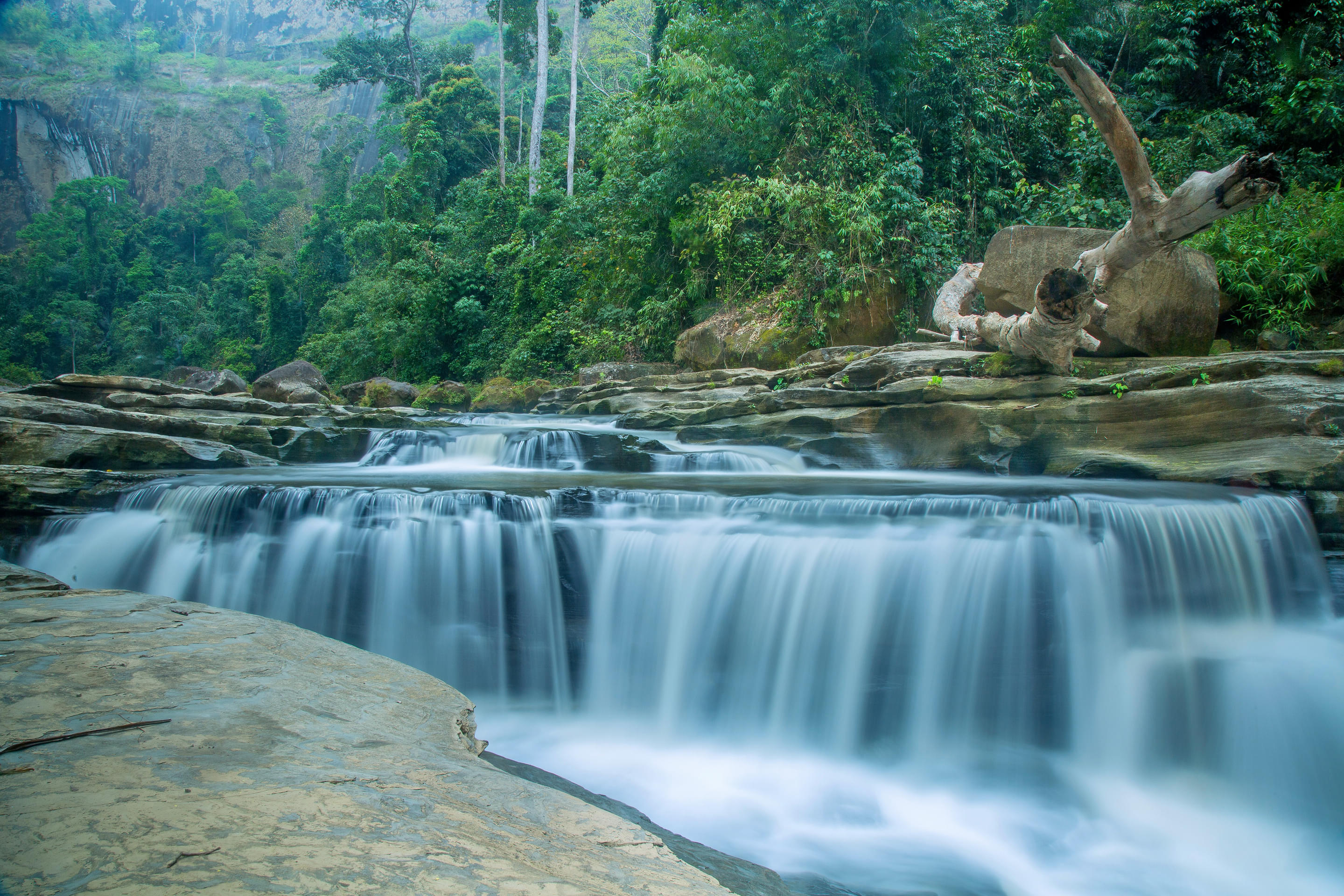 Amiakhum Waterfall Overview