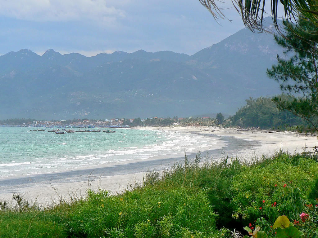 Doc Let Beach, Hon Khoi Peninsula Overview
