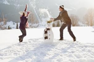 Itakta5r3ufww1o4tqusi8hm76q5 couple%20snow