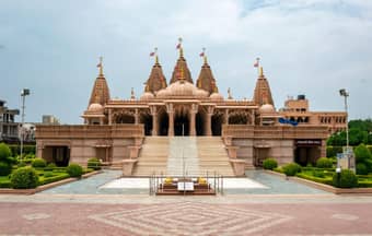 Admire Lord Swaminarayan’s idol shining in spiritual serenity