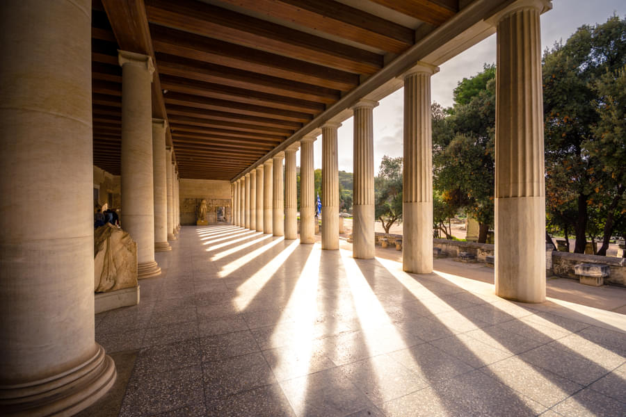 See the beautiful shadows casted by the pillars of the museum