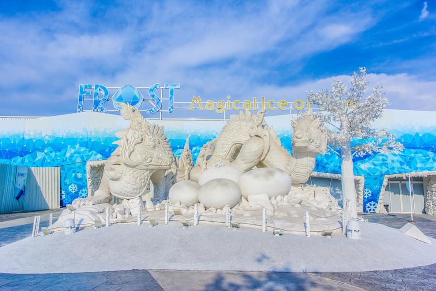 Witness unique ice sculpture that blend International and Thai culture together