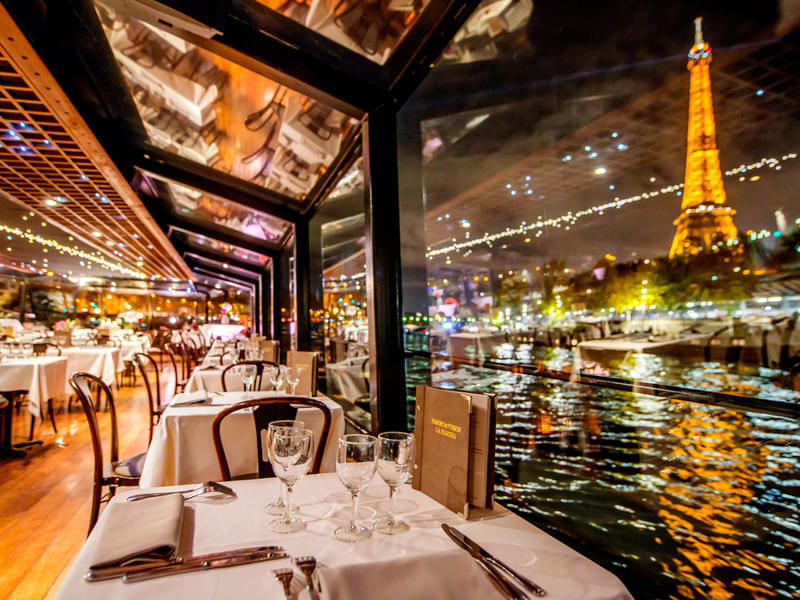 Taste the delicious dinner while watching the illuminated Paris