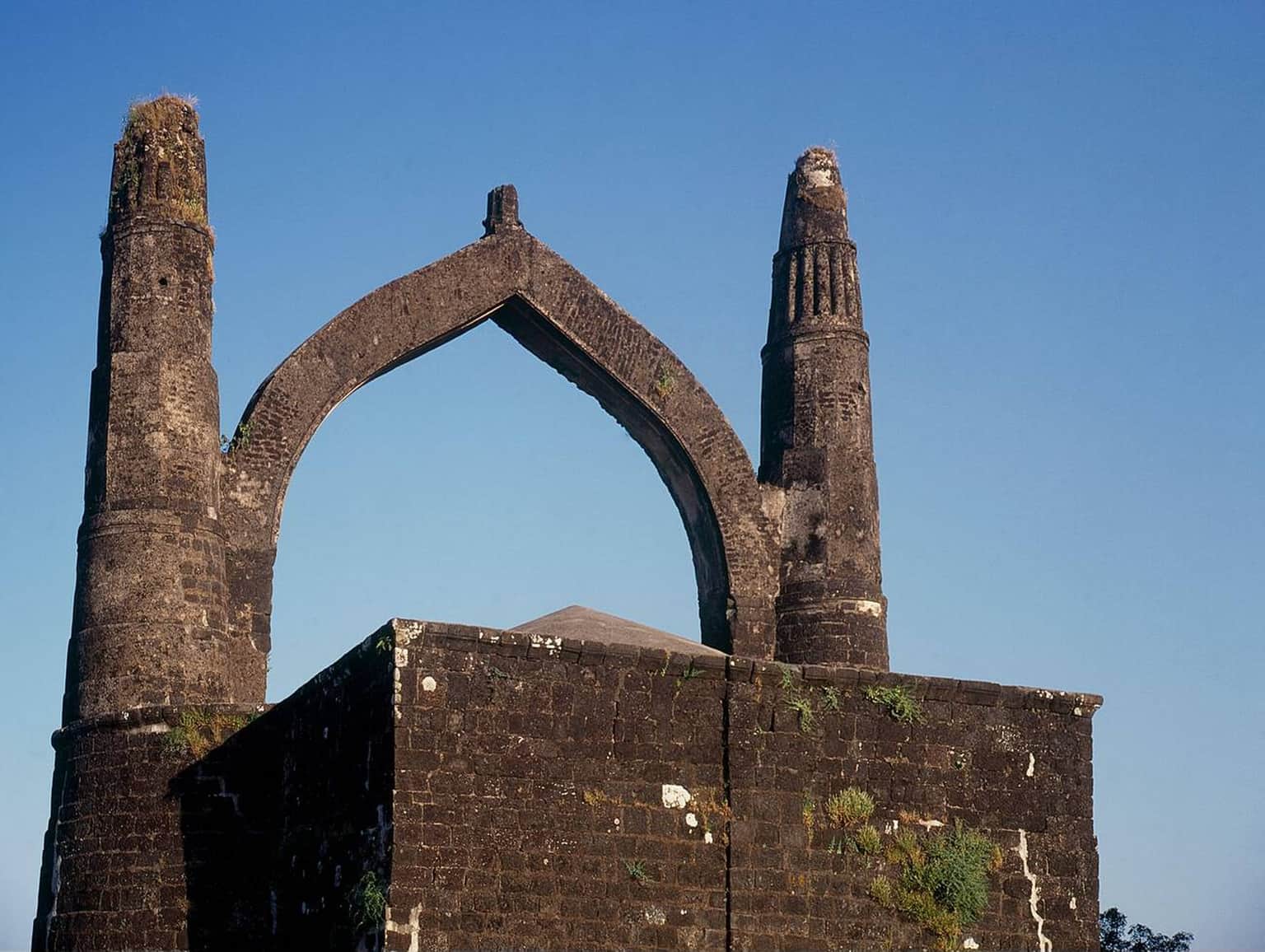 Explore the Sacred Badami Talav and Statues of Shivaji and Jijabai