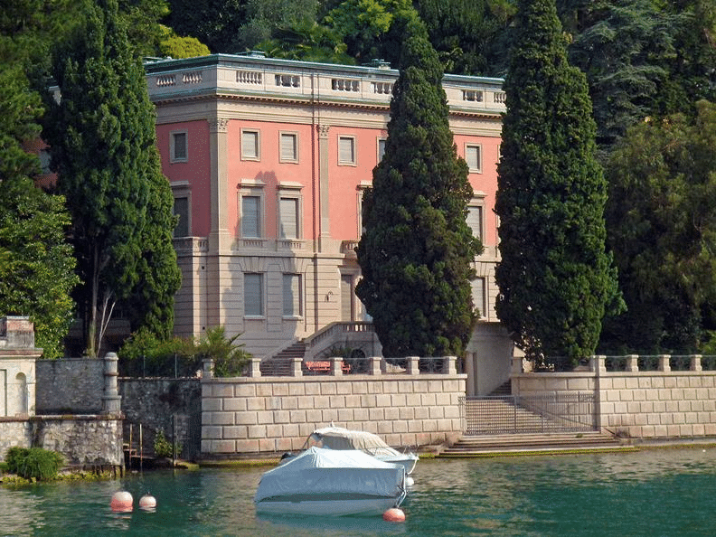 Visit Villa Heleneum