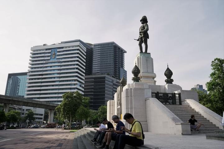 King Rama VI Statue.jpg