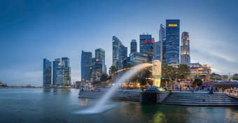 Marvel at the stunning Merlion statue, Singapore’s iconic symbol overlooking Marina Bay