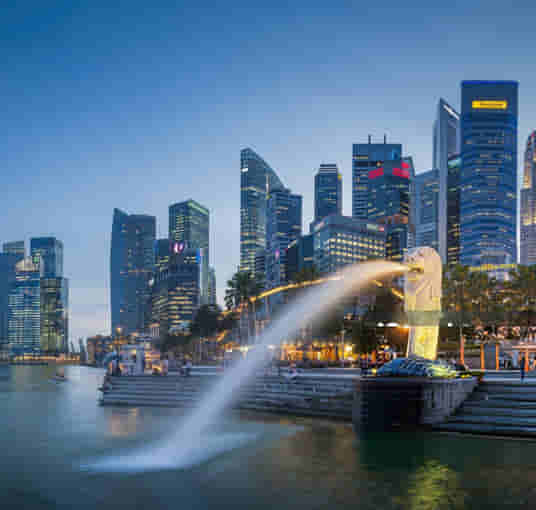 Marvel at the stunning Merlion statue, Singaporeโs iconic symbol overlooking Marina Bay